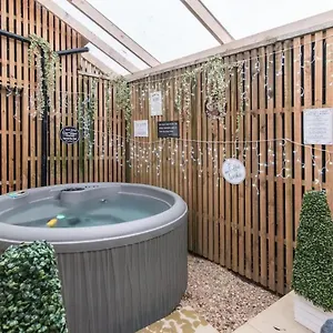  Apartment Hidden Hot Tub Retreat In